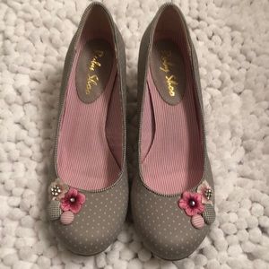 ModCloth Ruby Shoo Gray/Pink wooden Chunky heel